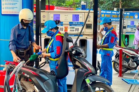 Xăng E5RON 92 và RON 95 đều tăng hơn 200 đồng/lít