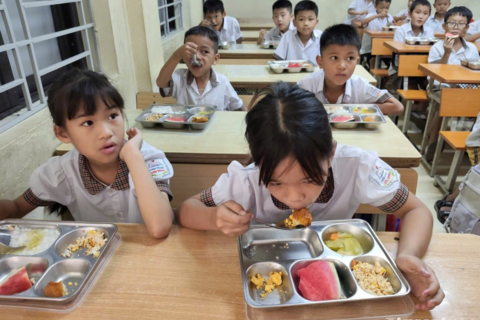 Học sinh tiểu học Hà Nội ăn gì với 3.000 tỷ đồng hỗ trợ bữa trưa bán trú?