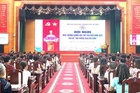 Hội Khuyến học Hà Nội trao thưởng cho 221 học sinh, sinh viên