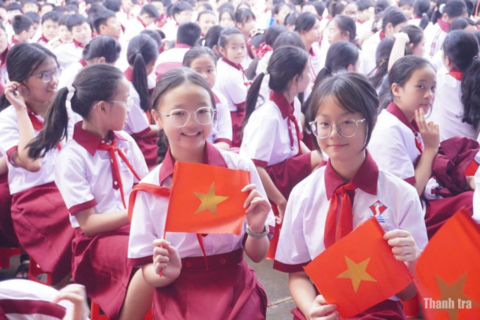 Một trường học ở Đắk Lắk đưa hơn 2.000 học sinh đi xem phim "Mưa đỏ"