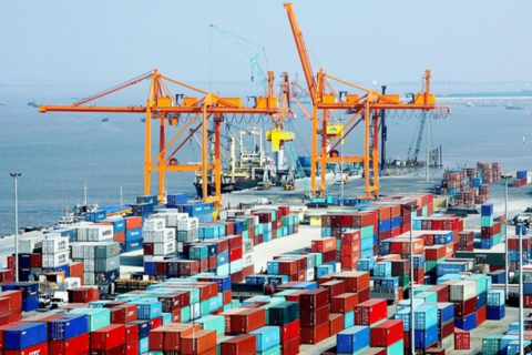 Xuất khẩu hụt hơi, nhập khẩu tăng tốc - bức tranh thương mại Việt Nam vẫn sáng màu
