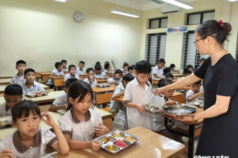 Hà Nội kiểm tra đột xuất bữa ăn bán trú sau vụ rau 'phù phép'