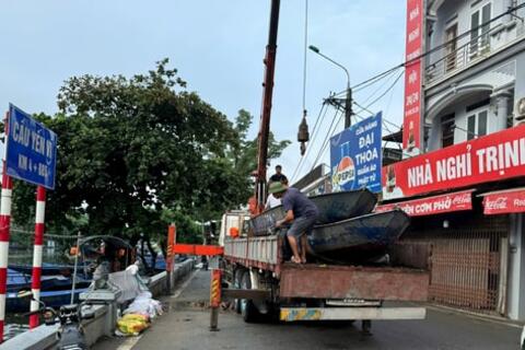 Hương Sơn huy động thuyền máy hỗ trợ vùng lũ miền Bắc