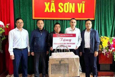 Tuyên Quang: Trao tặng máy vi tính hỗ trợ xã biên giới