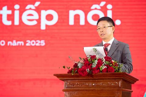 Giới trẻ Hà Nội chung tay tái sinh chai nhựa