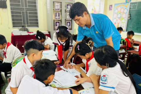 Người thầy 6 năm âm thầm vượt núi gieo chữ giữa đại ngàn