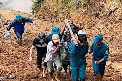 Quảng Ngãi: Dùng võng đưa người bị tai biến vượt núi sạt lở đi cấp cứu kịp thời