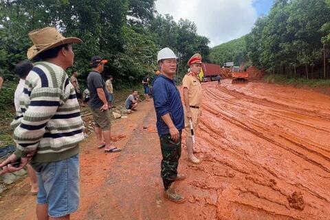 Còn hơn 70 vị trí tắc đường trên các tuyến quốc lộ qua miền Trung