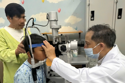 Cứu thành công mắt bé 12 tuổi bị móc câu cá xuyên thấu nhãn cầu