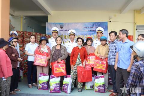 Vùng 4 Hải quân trao 400 suất quà tặng nhân dân tỉnh Đắk Lắk