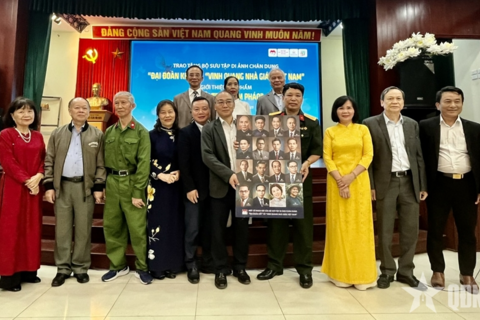 Trao tặng bộ sưu tập di ảnh chân dung “Đại đoàn kết” và “Vinh quang nhà giáo Việt Nam”