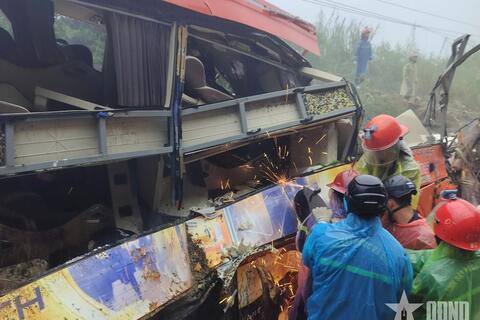 Cận cảnh hiện trường vụ sạt lở đèo Khánh Lê (Khánh Hòa)