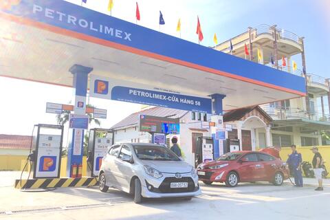 Giá xăng giảm rất nhẹ