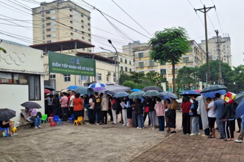 Người dân xếp hàng thâu đêm nộp hồ sơ mua NOXH, Bộ Xây dựng có chỉ đạo mới