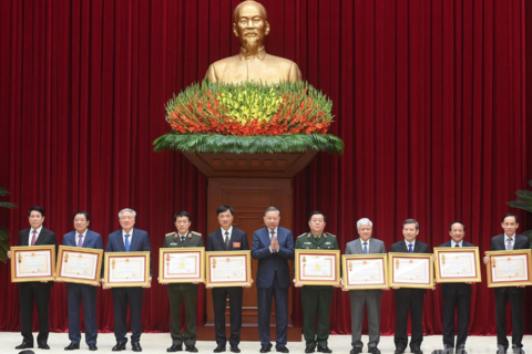 Chủ tịch nước Lương Cường và nhiều cán bộ lãnh đạo nhận phần thưởng cao quý