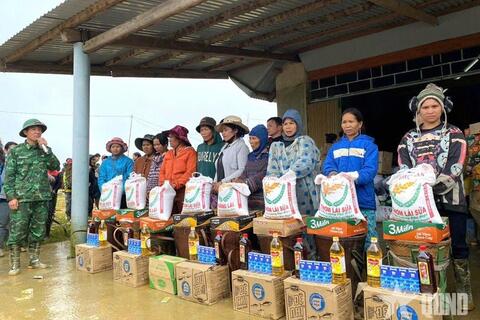 Đồn Biên phòng Ga Ry trao tặng hơn 1.000 suất quà tới nhân dân bị ảnh hưởng bởi mưa lũ