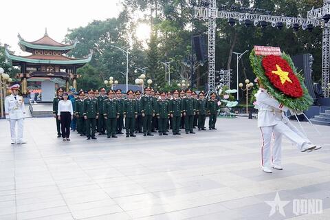 Bộ tư lệnh TP Hồ Chí Minh dâng hương tưởng niệm các anh hùng liệt sĩ