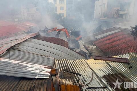 Hà Nội:Nhiều ki-ốt ở chợ Nhà Xanh bốc cháy, đang xác định thiệt hại