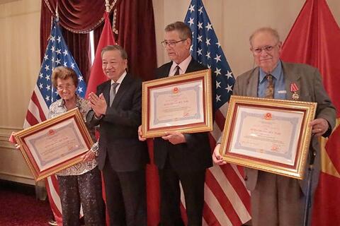 Tiễn biệt ông bà Weiss-những người bạn Mỹ gắn bó thuỷ chung với Việt Nam