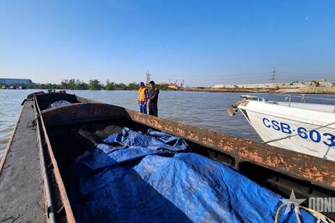 Cảnh sát biển tạm giữ tàu chở 200 tấn than không rõ nguồn gốc