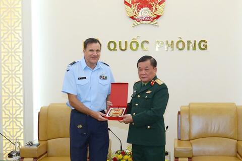 Thượng tướng Hoàng Xuân Chiến tiếp Tùy viên Quốc phòng New Zealand