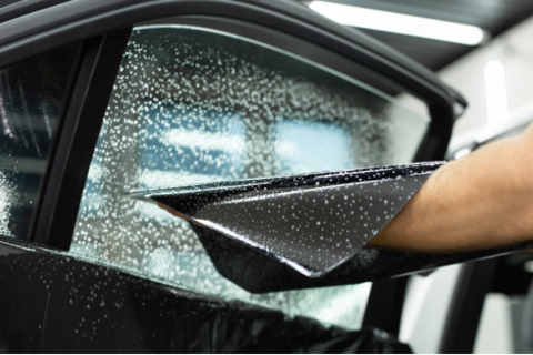 Tự tháo lớp phim dán kính ô tô có dễ không?