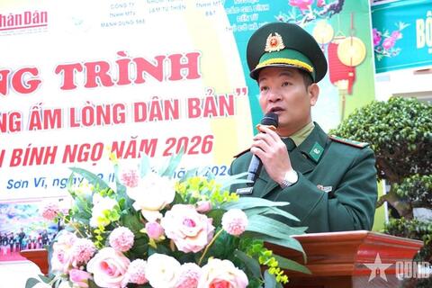 Mang sắc xuân đến với đồng bào biên cương Sơn Vĩ