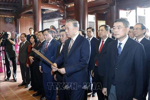 Tổng Bí thư Tô Lâm dâng hương tưởng niệm Chủ tịch Hồ Chí Minh tại Nghệ An