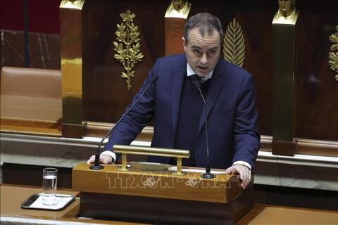 Thủ tướng Pháp vượt qua cuộc bỏ phiếu bất tín nhiệm