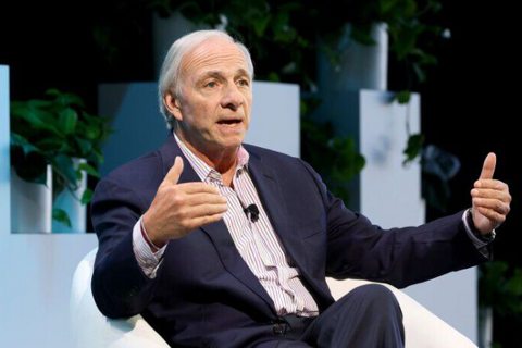 Huyền thoại Ray Dalio cảnh báo nguy cơ ‘chiến tranh vốn’, vàng là công cụ phòng hộ hàng đầu