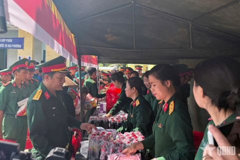 "Phiên chợ 0 đồng" ấm tình quân dân