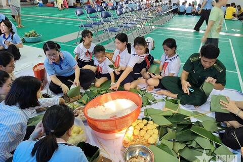 Bộ đội giúp các thầy, cô giáo gói bánh chưng tặng học sinh nghèo