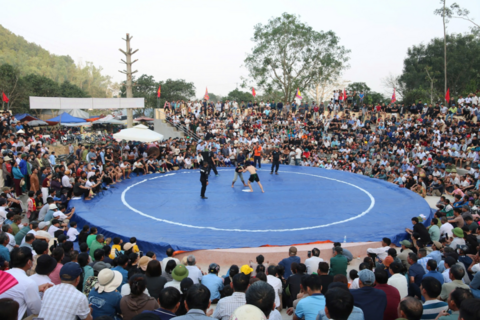 Đầu xuân xem trai làng đấu vật tại Lễ hội Đền Vua Mai