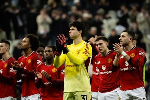 “Quỷ đỏ” giữa ngã ba đường