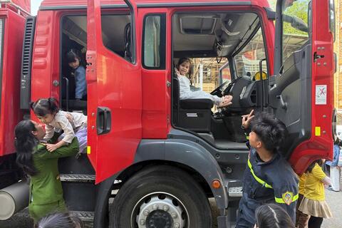 Hà Nội: Hơn 100 học sinh mầm non trải nghiệm về phòng cháy, chữa cháy