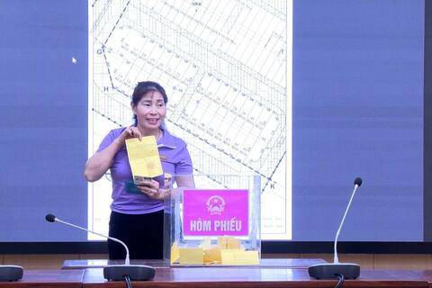 Các hộ dân bị thu hồi đất dự án đường Vành đai 4 ở Hoài Đức bốc thăm đất tái định cư