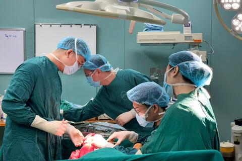 Suýt mất chân vì đắp lá chữa bỏng lửa