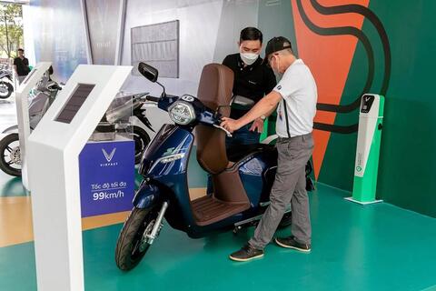 Giá xăng dầu tăng cao khiến nhu cầu mua xe máy điện tăng đột biến