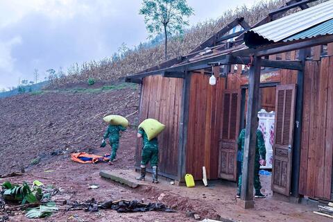 Dông lốc khiến hơn 800 nhà dân bị hư hỏng, tốc mái