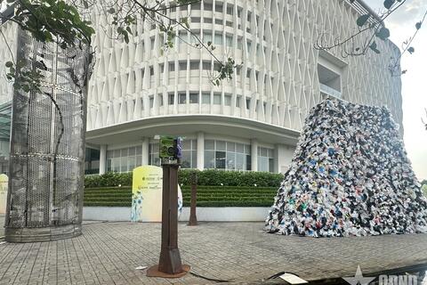 Khi phế liệu được “tái sinh” bằng nghệ thuật