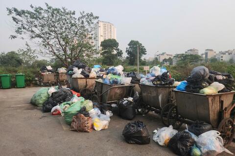 Hà Nội: Rác 'bủa vây' khu dân cư, dải phân cách thành bãi tập kết tự phát