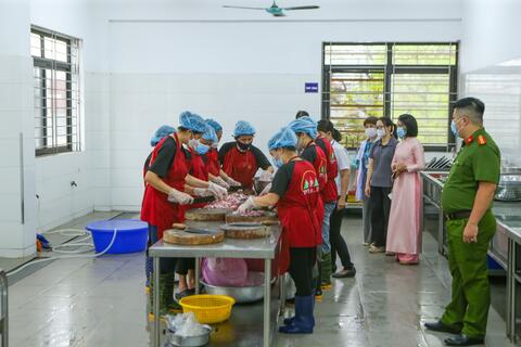 “Giám sát toàn trình” bữa ăn học đường tại phường Ngọc Hà