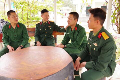 Anh em song sinh chung bước quân hành