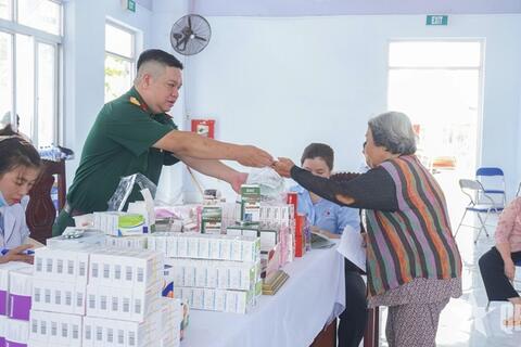 Bệnh viện Quân y 120 (Quân khu 9): Khám bệnh, cấp thuốc miễn phí cho đối tượng chính sách