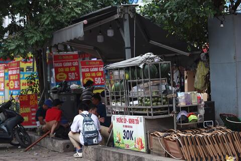 Không gian của hàng nghìn người dân chung cư rơi vào tình trạng dẹp ngoài, lấn trong