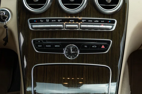 Vì sao một số chiếc xe sang vẫn giữ đồng hồ kim giữa kỷ nguyên số?