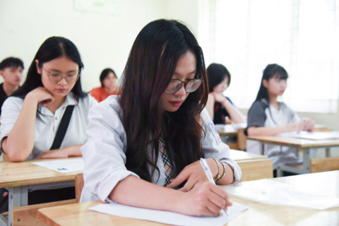 Giám thị lơ là, học sinh có thể vướng vòng lao lý vì chụp đề thi