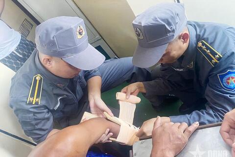 Tàu kiểm ngư kịp thời cấp cứu ngư dân bị nạn trên biển