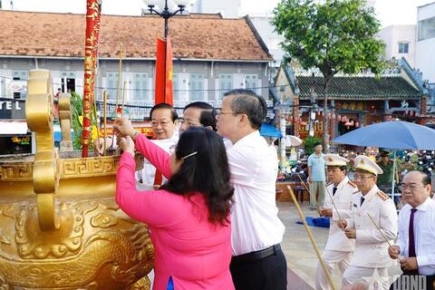 Lãnh đạo TP Cần Thơ dâng hương tưởng niệm Chủ tịch Hồ Chí Minh