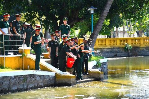 Sĩ quan trẻ Quân đội ba nước Việt Nam - Lào - Campuchia dâng hương tưởng niệm Chủ tịch Hồ Chí Minh
